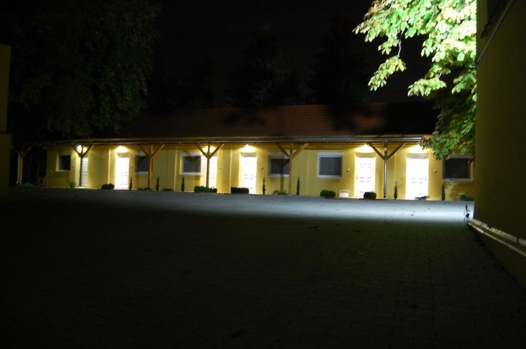 Belvárosi Panzió Pápa Exterior foto
