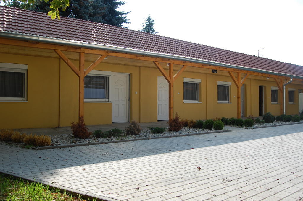 Belvárosi Panzió Pápa Exterior foto